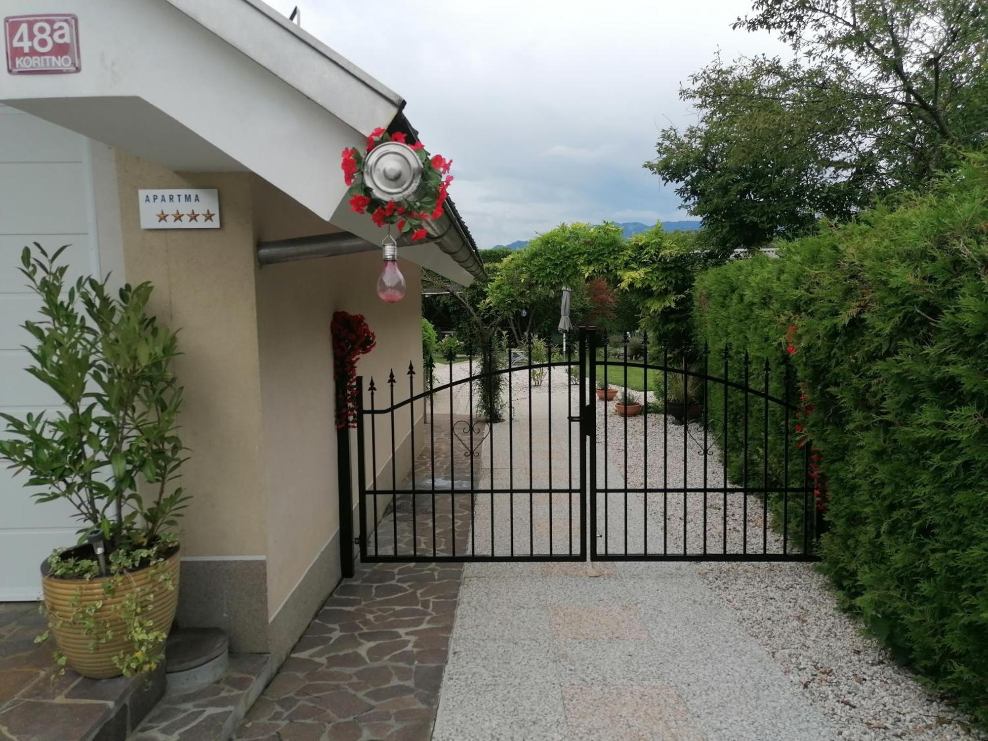 Garden Paradise Bled Apartments - Garden, Pond And Castle View מראה חיצוני תמונה